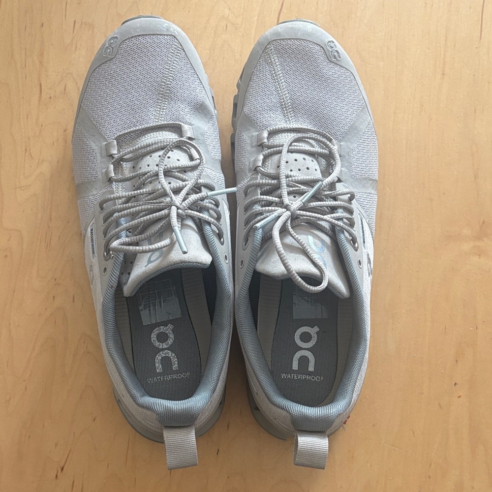 On Running Women’s Light Gray Waterproof Sneakers Size 8.5
